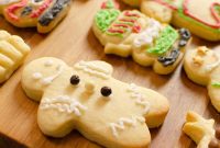 Iced Christmas Cookies: How to Cut Shapes and Decorate Sugar Cookies