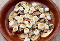 Apple S’mores Nachos: Crispy Cinnamon Apple Slices with Chocolate & Marshmallow Dip