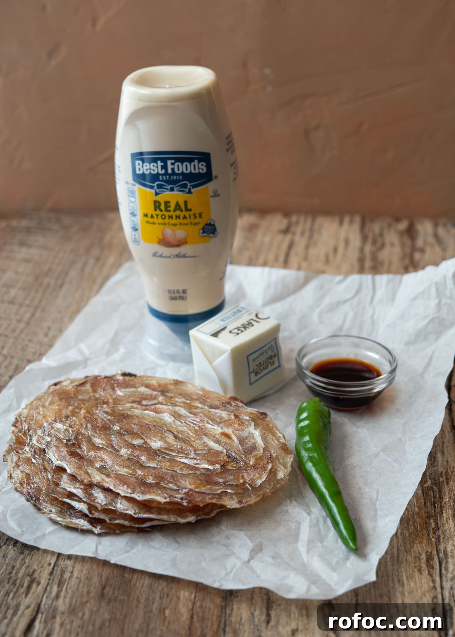 Korean-Style Jwipo Fish Jerky: Spicy Dried Fish Snack Guide 6 Jwipo, mayonnaise, soy sauce, chili, butter are placed together.