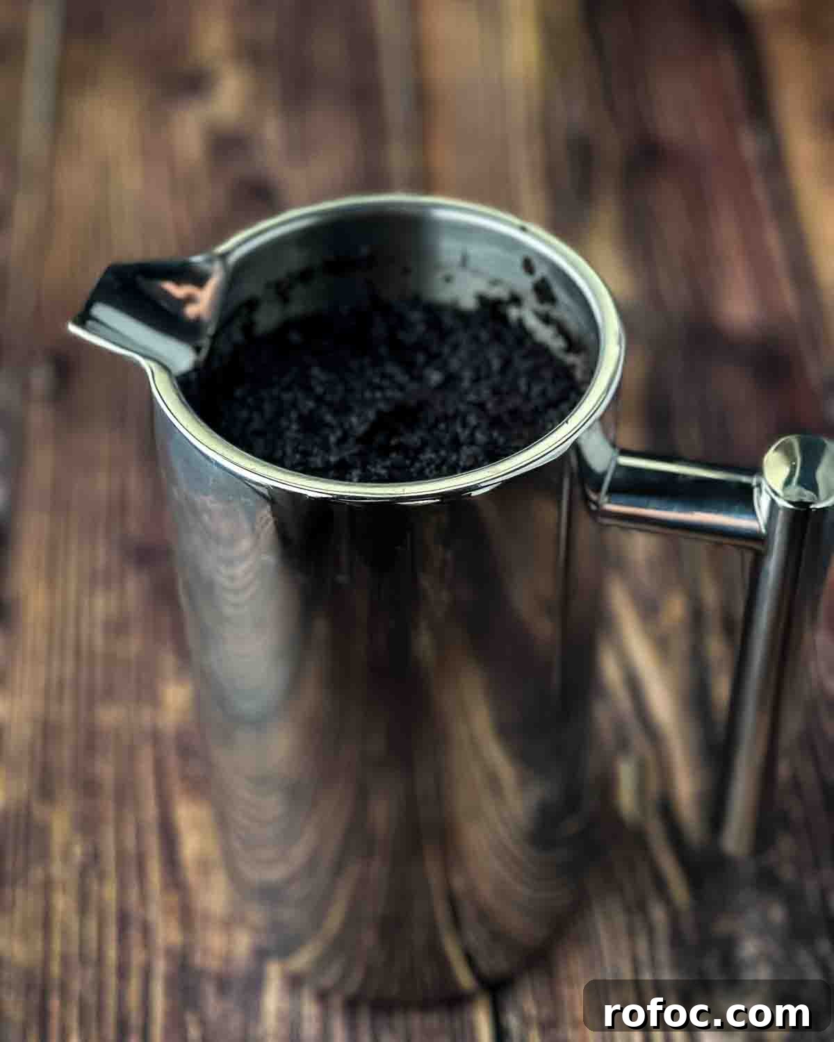 Homemade Vanilla Sweet Cream Cold Brew Recipe You’ll Love 4 The coffee grounds and water in a French press coffee pot.