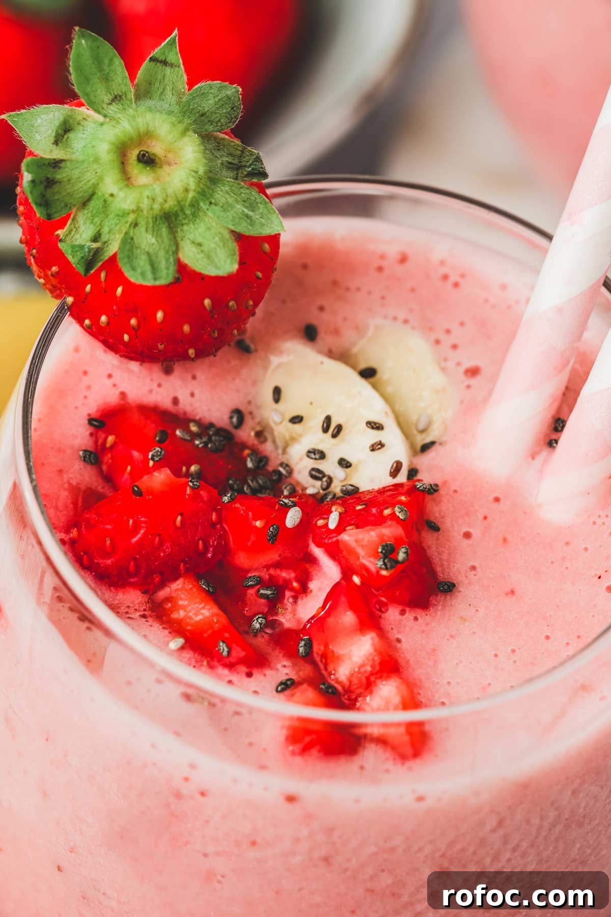 Strawberry Banana Smoothie Recipe — Creamy Fresh Blend 11 Verre de smoothie avec des fraises et des bananes