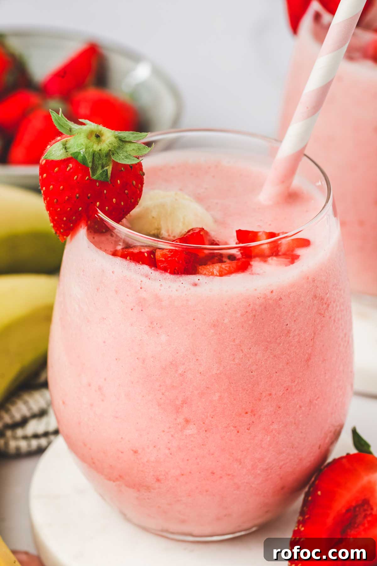 Strawberry Banana Smoothie Recipe — Creamy Fresh Blend 3 Verre de smoothie fraise banane avec des fraises en morceaux et des bananes