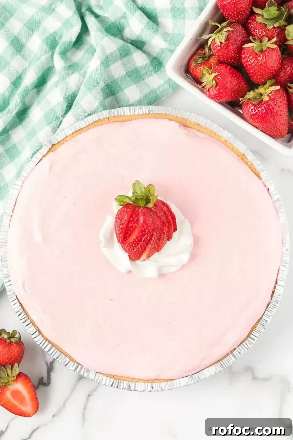 Strawberry jello pie recipe is an easy and classic dessert you can make in minutes. Retro Strawberry jello pie recipe is so light and fluffy and you only need 5 ingredients! Strawberry jello pie cool whip recipe with no bake graham cracker crust makes Strawberry jello pie easy. #dessertonadime #strawberryjellopierecipe A whole strawberry jello pie with slice strawberries