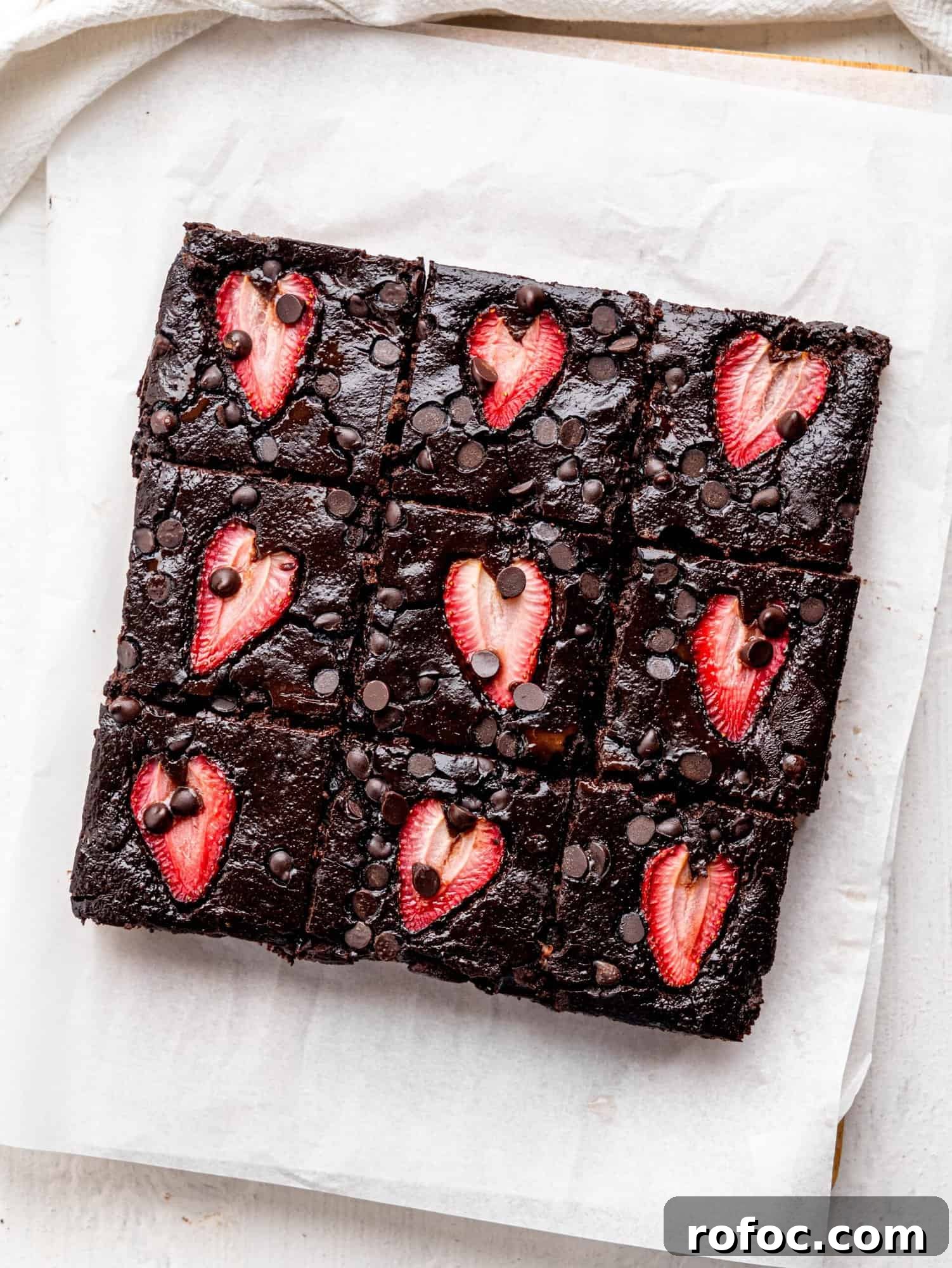 One‑Bowl Strawberry Brownies — Moist, Guilt‑Free Recipe 10 Freshly baked brownies with strawberries, sliced.