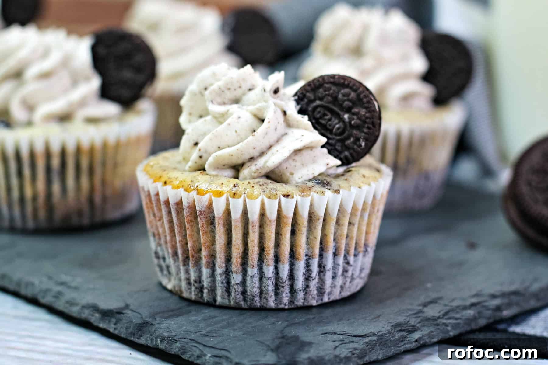 Mini Oreo Cheesecakes: Bite-Sized Dessert Recipe for Parties 4 a mini cheesecake filled with oreos and topped with cookies and cream whipped cream and a mini oreo cookies.